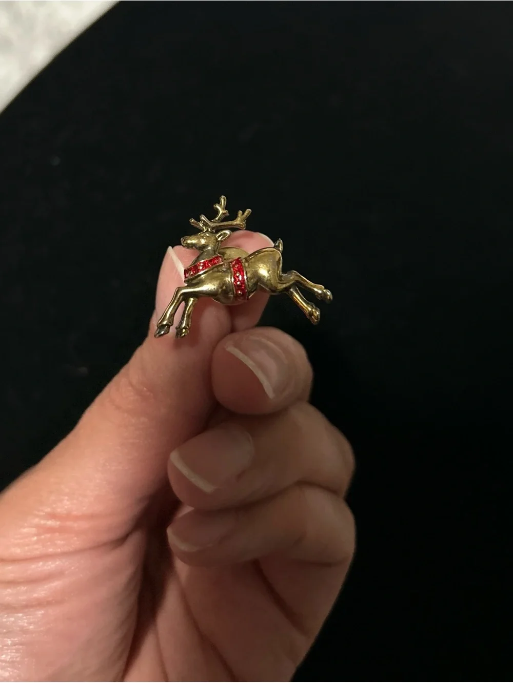 Avon Jumping Reindeer Xmas Gold Tone Lapel Pin Hat Lanyard Pins Tie Tack